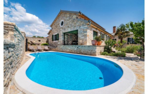 3 Bedroom Beautiful Home In Lisicic
